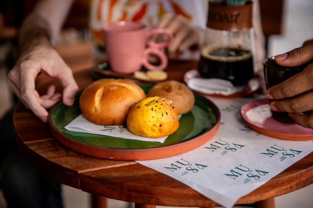 Na Musa Padaria Brasileira, os pães podem ser levados para casa ou consumidos no local