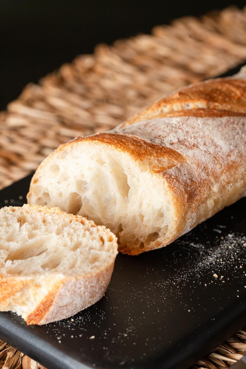 Baguete da casa da Molino Padaria Artesanal é uma das opções em panificação do local