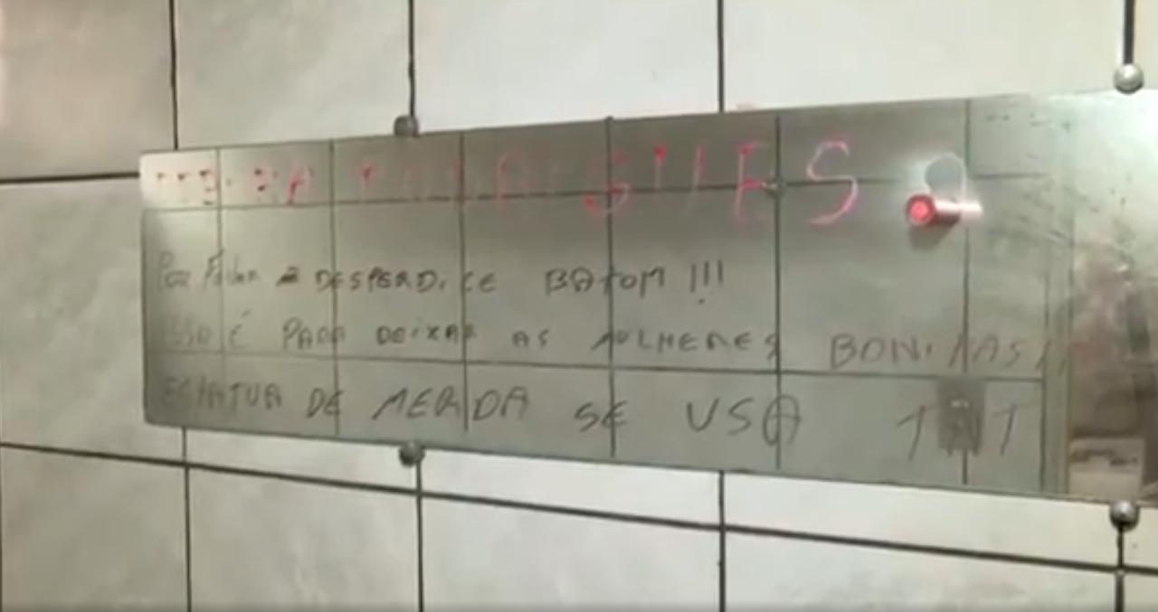 Mensagem escrita em espelho encontrada na casa alugada por Francisco Wanderley