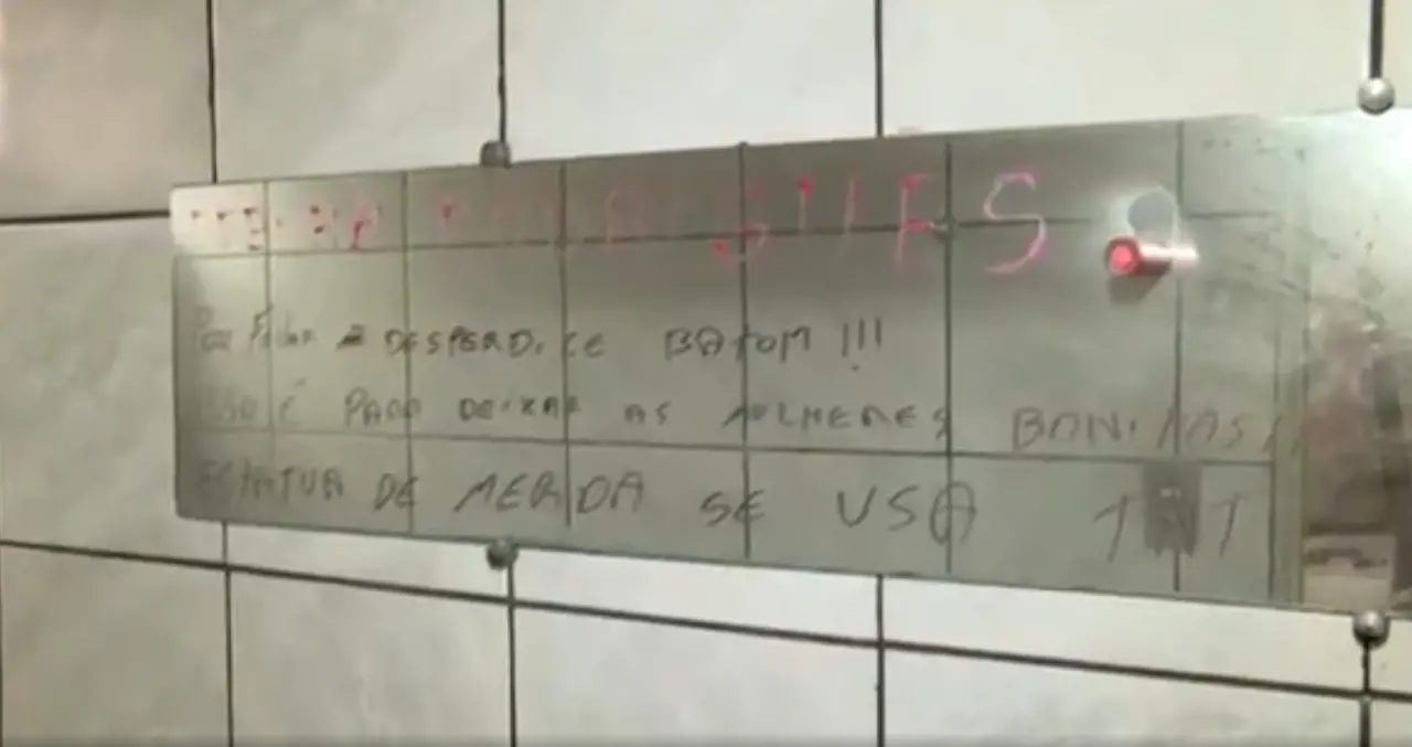Mensagem escrita em espelho encontrada na casa alugada por Francisco Wanderley