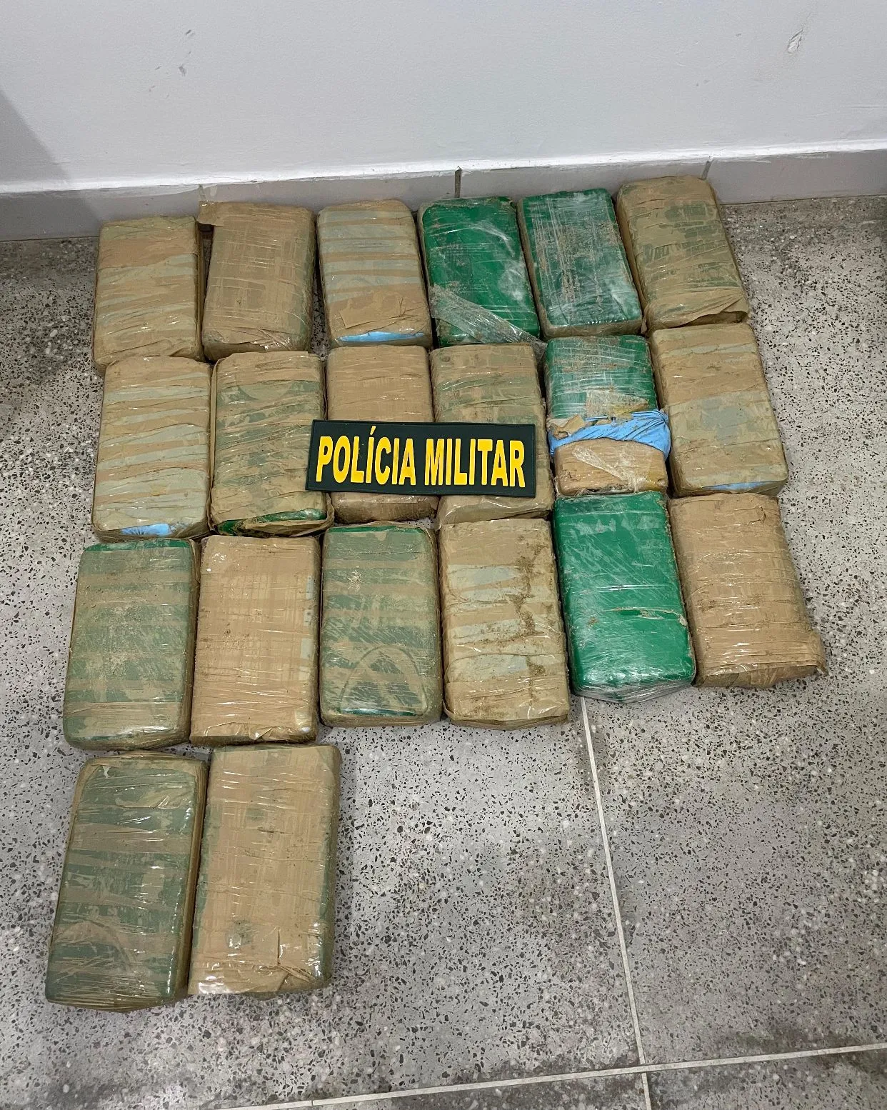 Pacotes de cocaína estavam escondidos numa carcaça de geladeira.