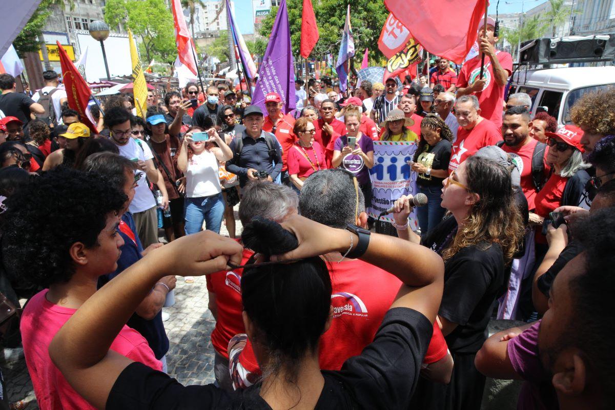 Protesto em fortaleza contra a escala 6x1 mostra pessoas reunidas na Praça do Ferreira