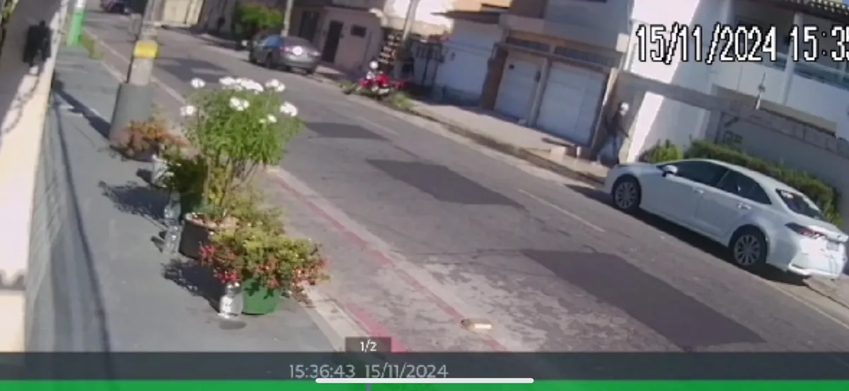 Imagem de câmera de segurança mostra um dos criminosos entrando na casa do taxista