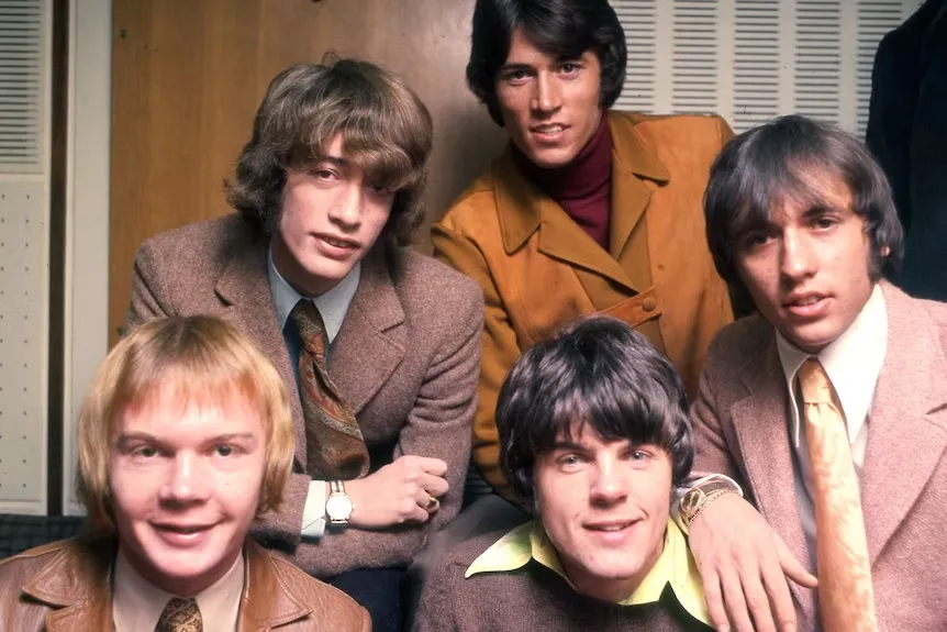 Colin já tocava com os irmãos Gibb antes de entrar oficialmente para a banda