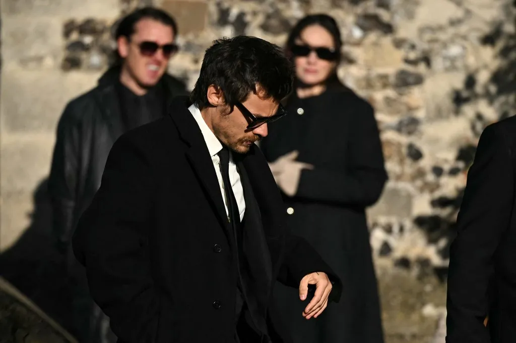 Cantor Harry Styles chega para assistir ao funeral de Liam Payne