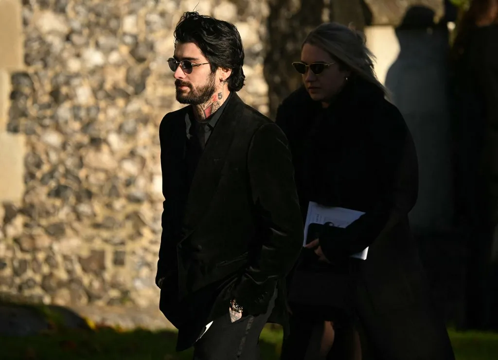 O ex-membro da banda One Direction, Zayn Malik (L), durante funeral de Liam Payne, na igreja de St Mary em Amersham