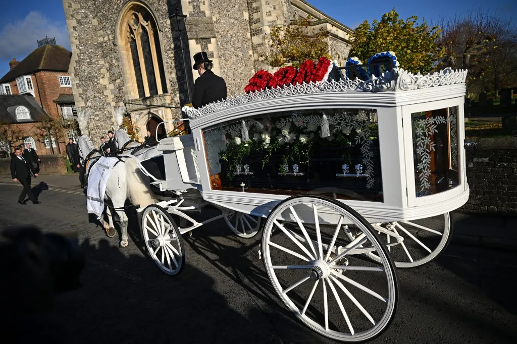 Carruagem que carrega o caixão de Liam Payne na chegada em seu funeral em Home Counties
