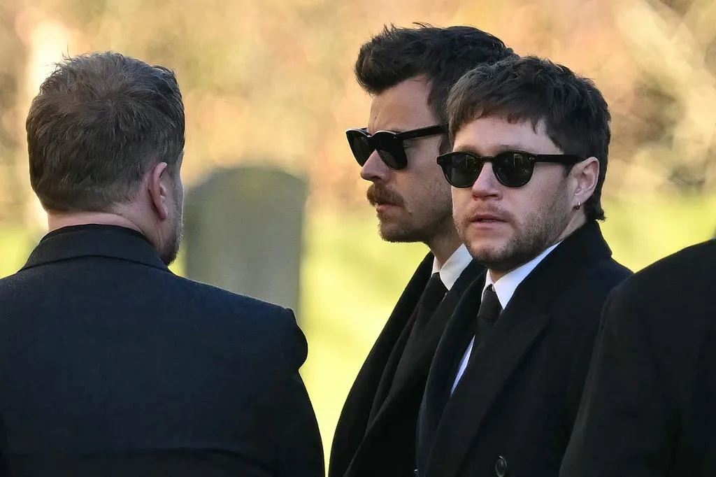 Ex-membros da banda One Direction, Harry Styles (C) e Niall Horan, durante funeral de Liam Payne