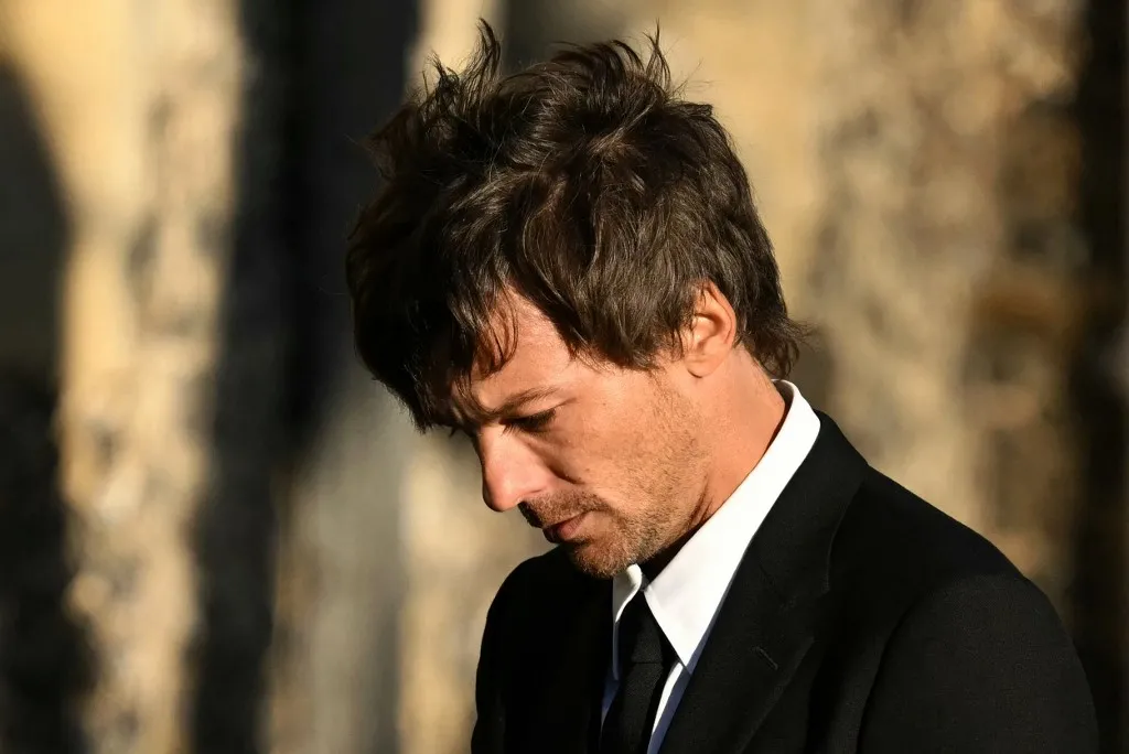 O ex-membro da banda One Direction, Louis Tomlinson, durante o funeral