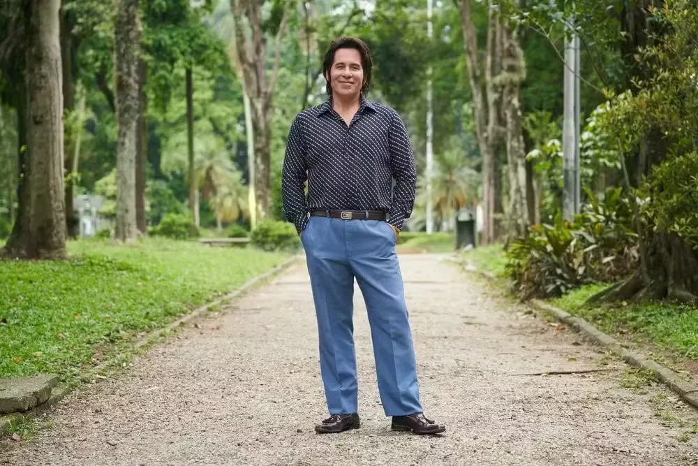Leandro Hassum caracterizado como Sílvio Santos