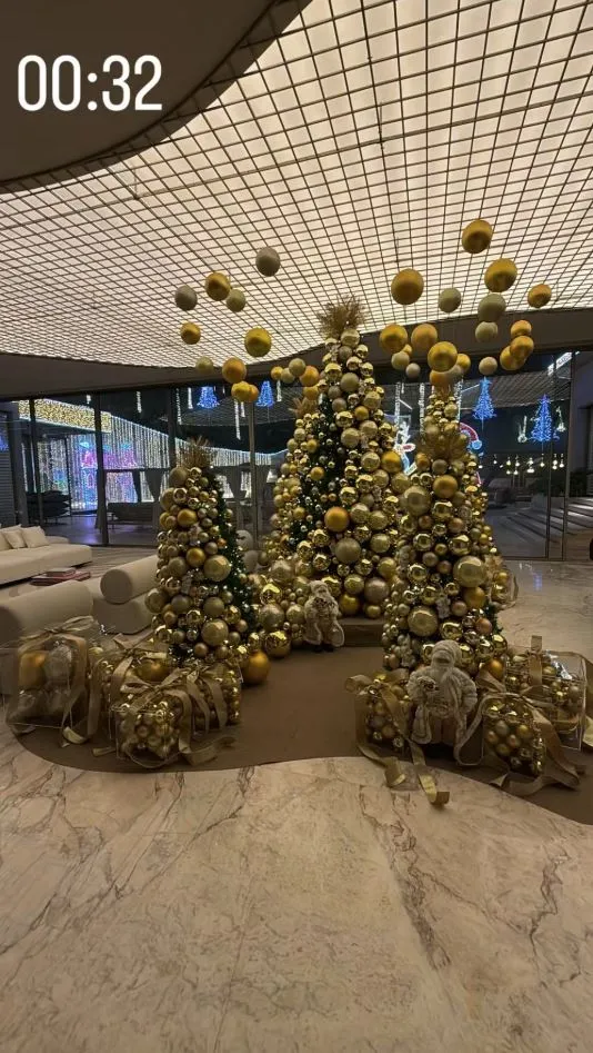 Várias árvores de Natal foram dispostas na mansão da influenciadora