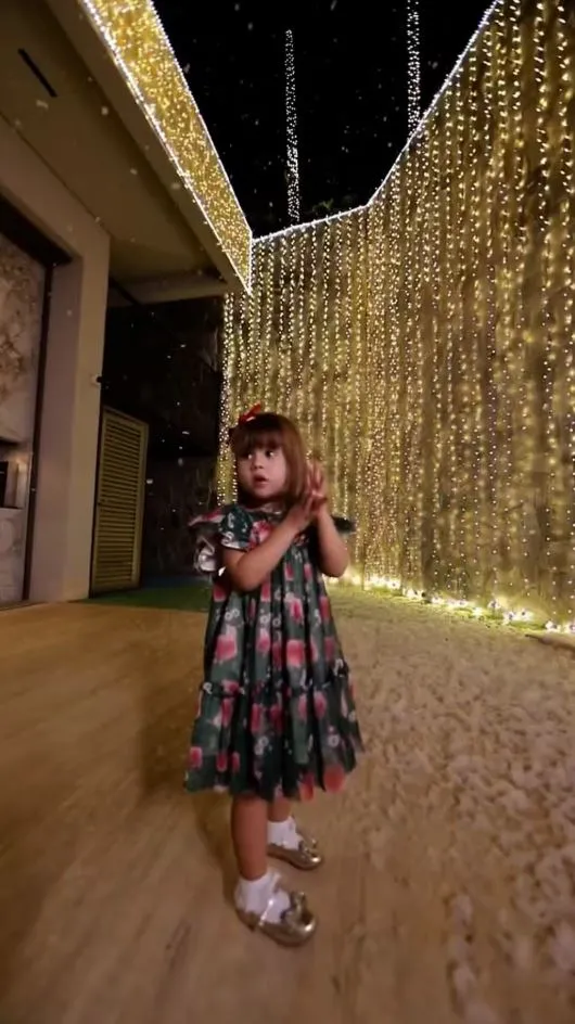 Maria Alice posou para fotos na frente da decoração