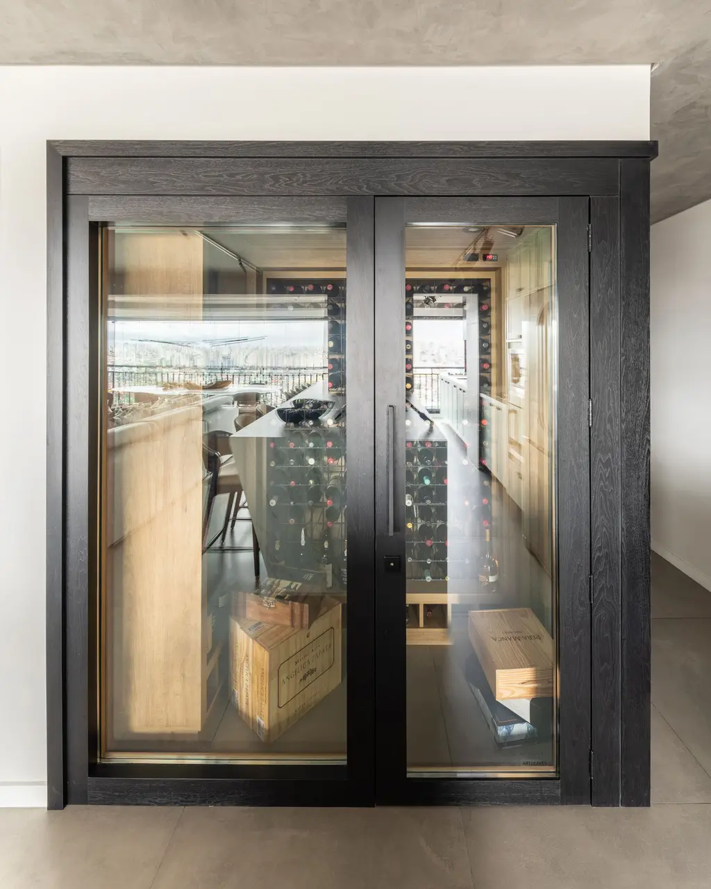 Sonho de consumo para muitos. Esse projeto da BMA Studio é esse cômodo que virou uma adega climatizada para até 328 garrafas de vinhos