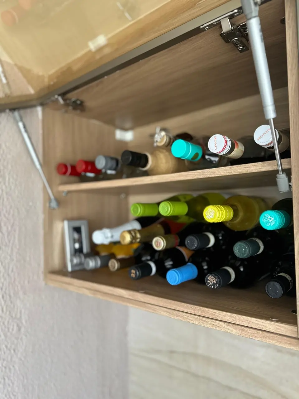 Quando um armário em casa vira adega e acomoda também bebidas destiladas. Inspire-se