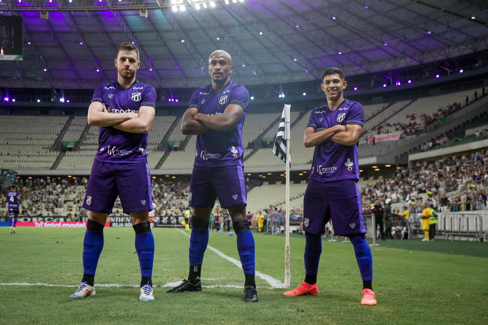 Ataque do Ceará comemora gol