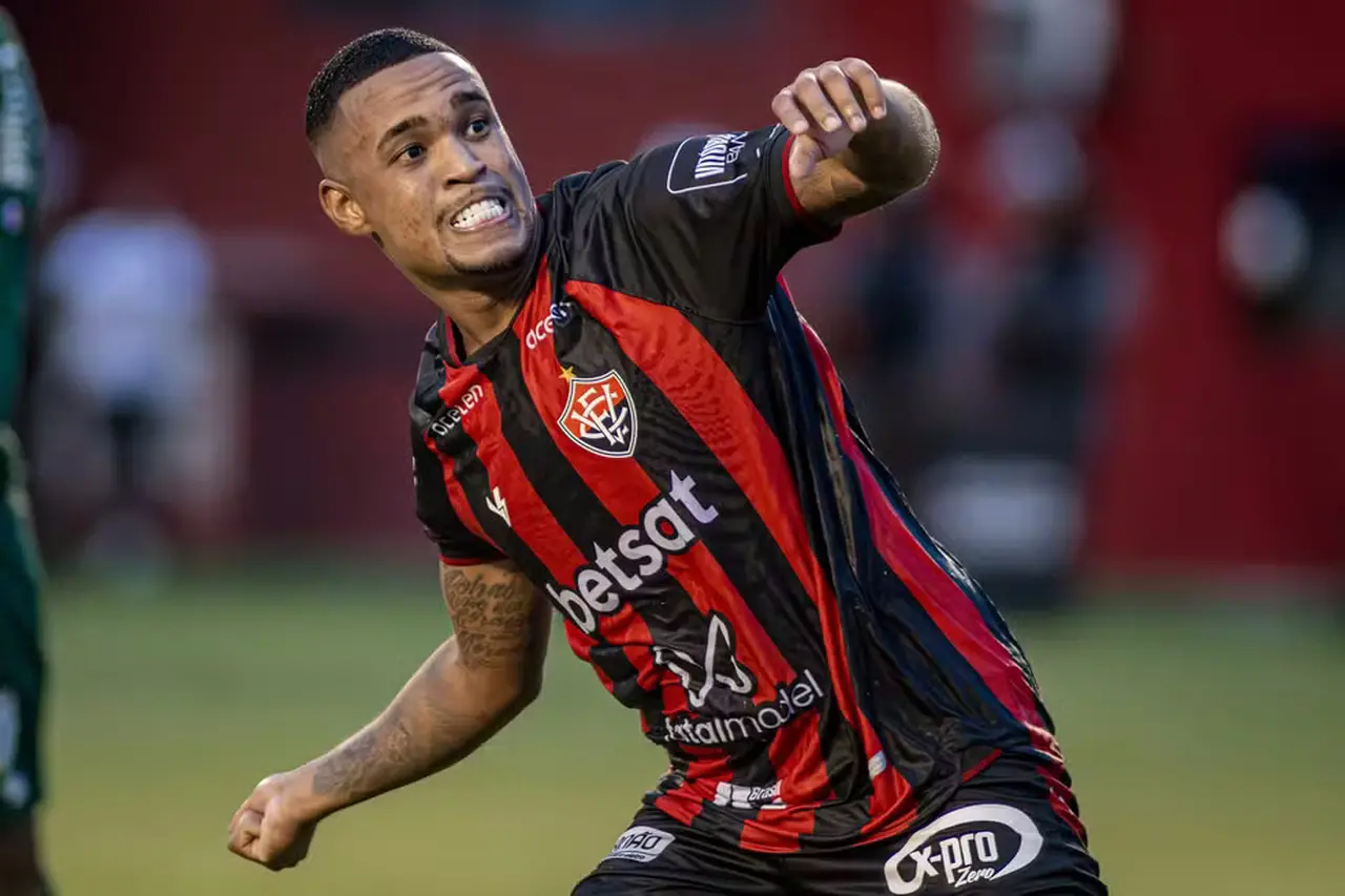 Alerrandro comemora gol pelo Vitória-BA