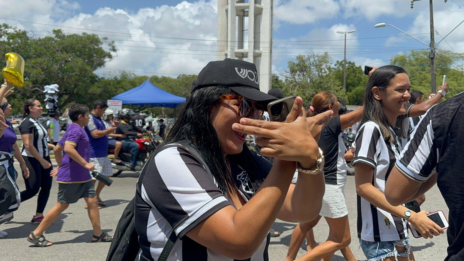 Torcida do Ceará comemora no aeroporto