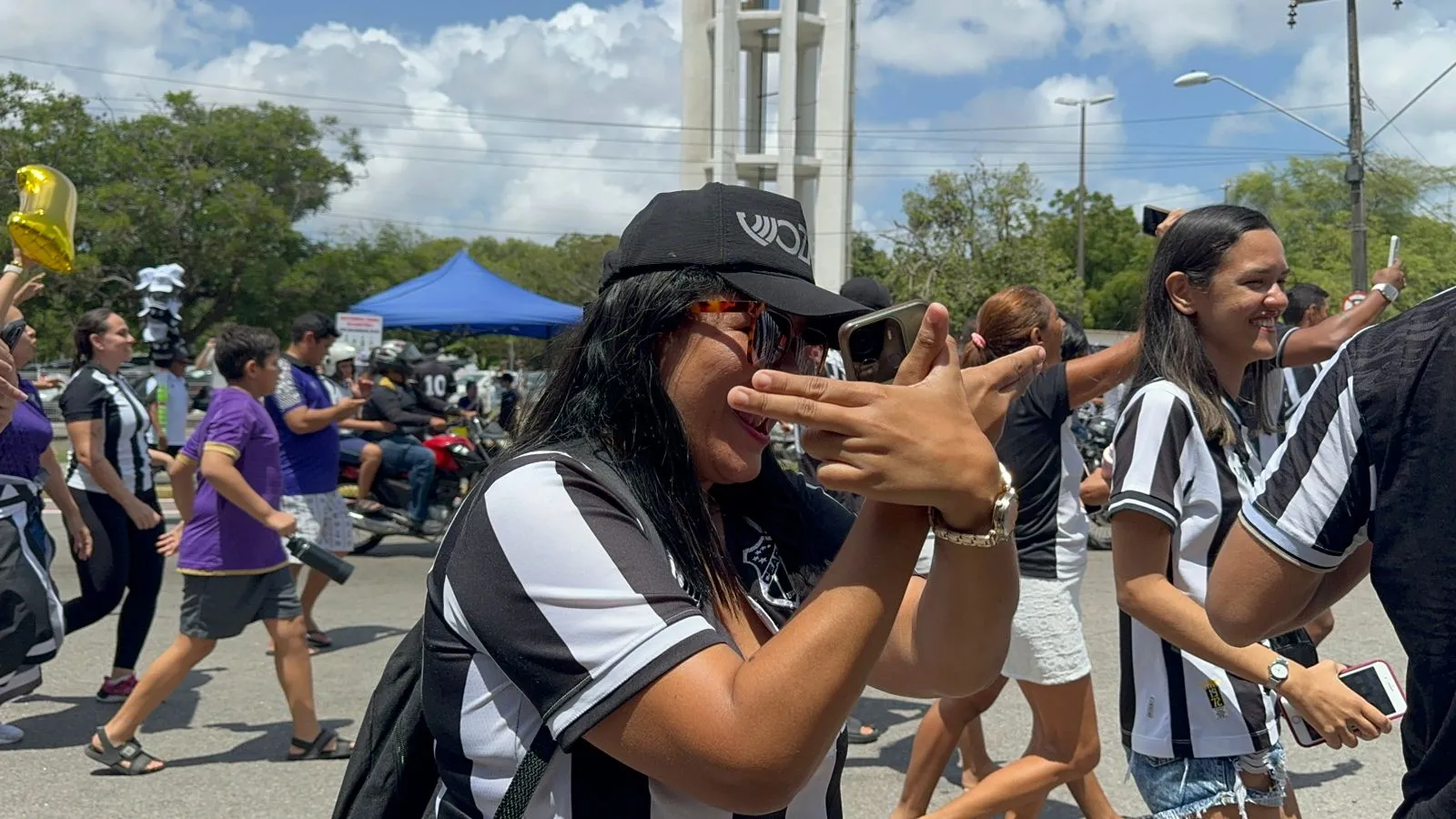 A torcida do Ceará faz festa no desembarque da equipe alvinegra