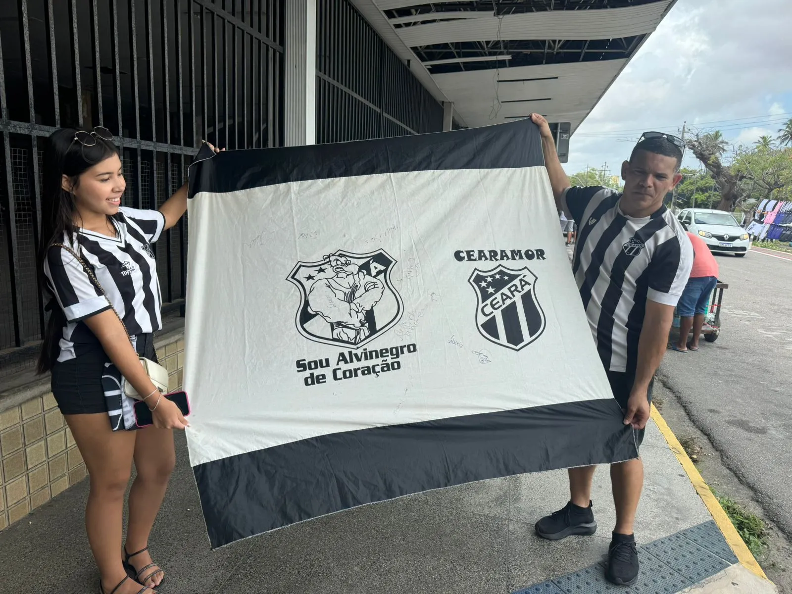 A torcida do Ceará faz festa no desembarque da equipe alvinegra