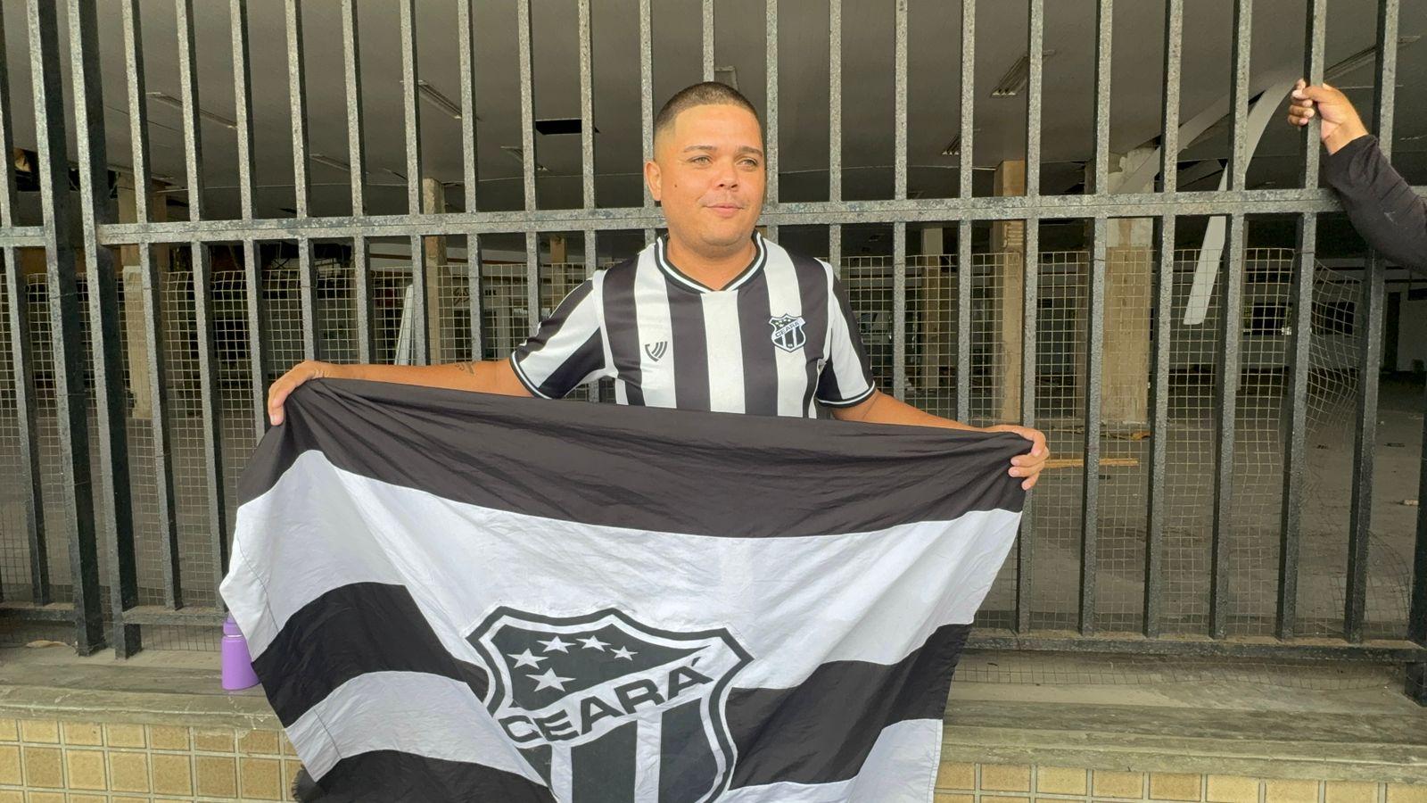 Torcida do Ceará comemora no aeroporto