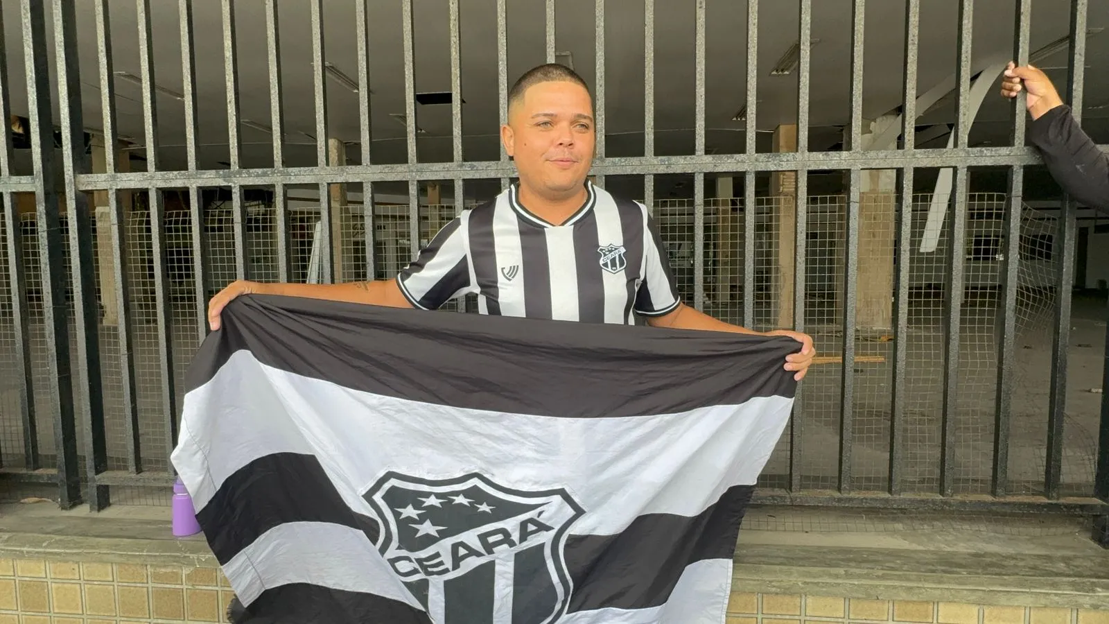 A torcida do Ceará faz festa no desembarque da equipe alvinegra