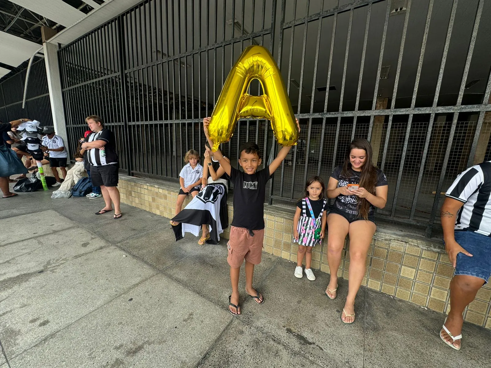 A torcida do Ceará faz festa no desembarque da equipe alvinegra