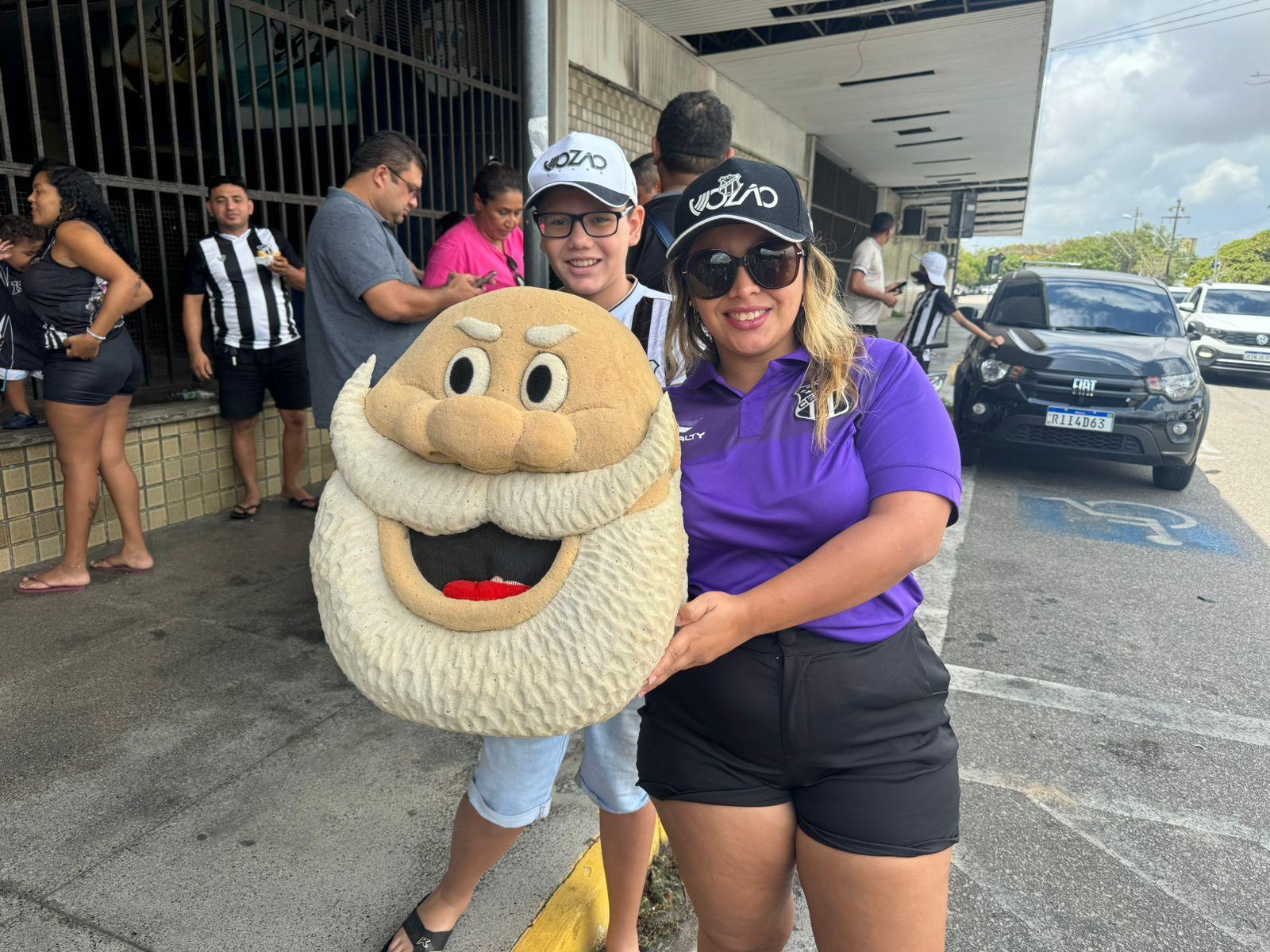 Torcida do Ceará comemora no aeroporto