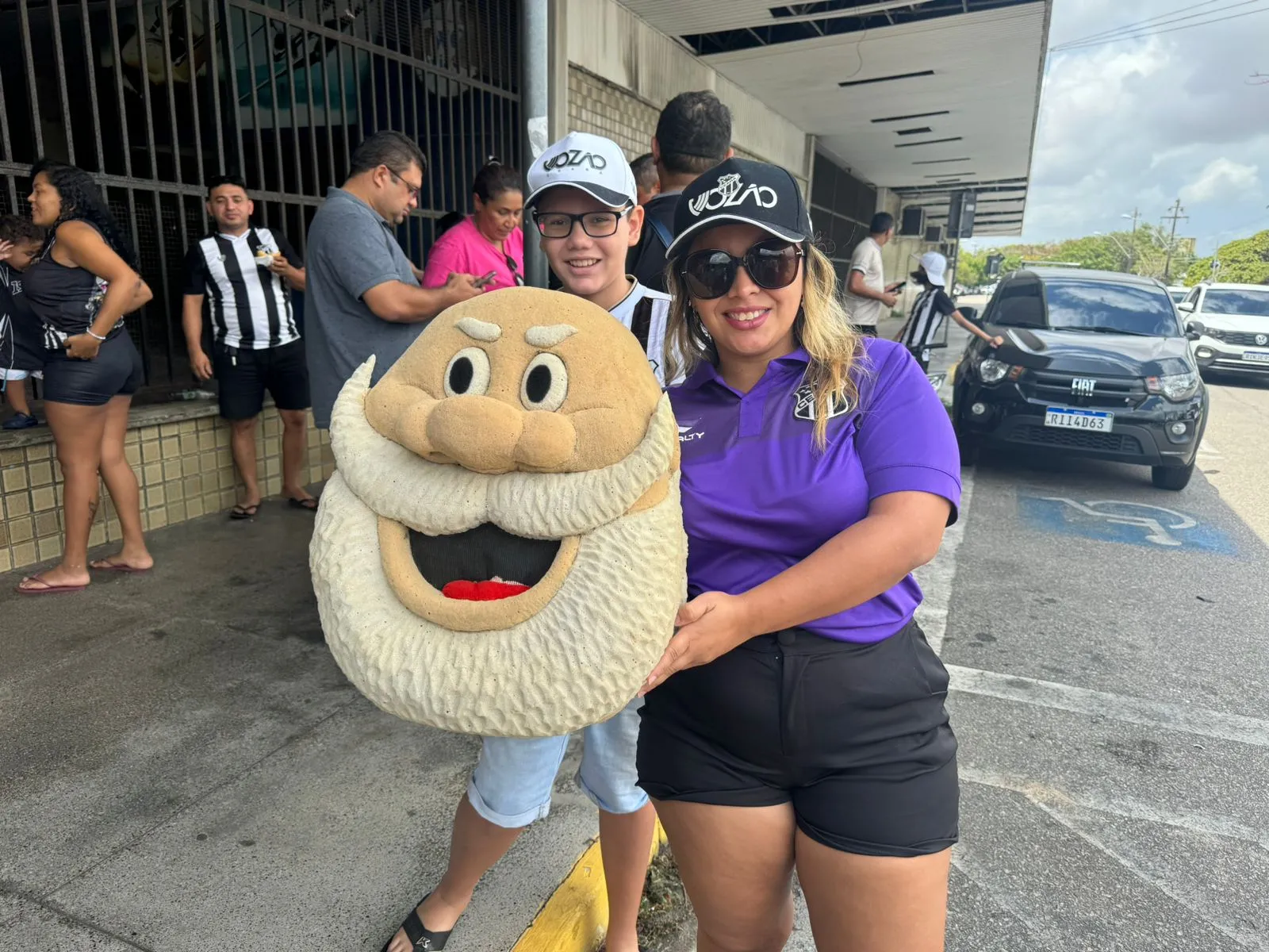 A torcida do Ceará faz festa no desembarque da equipe alvinegra