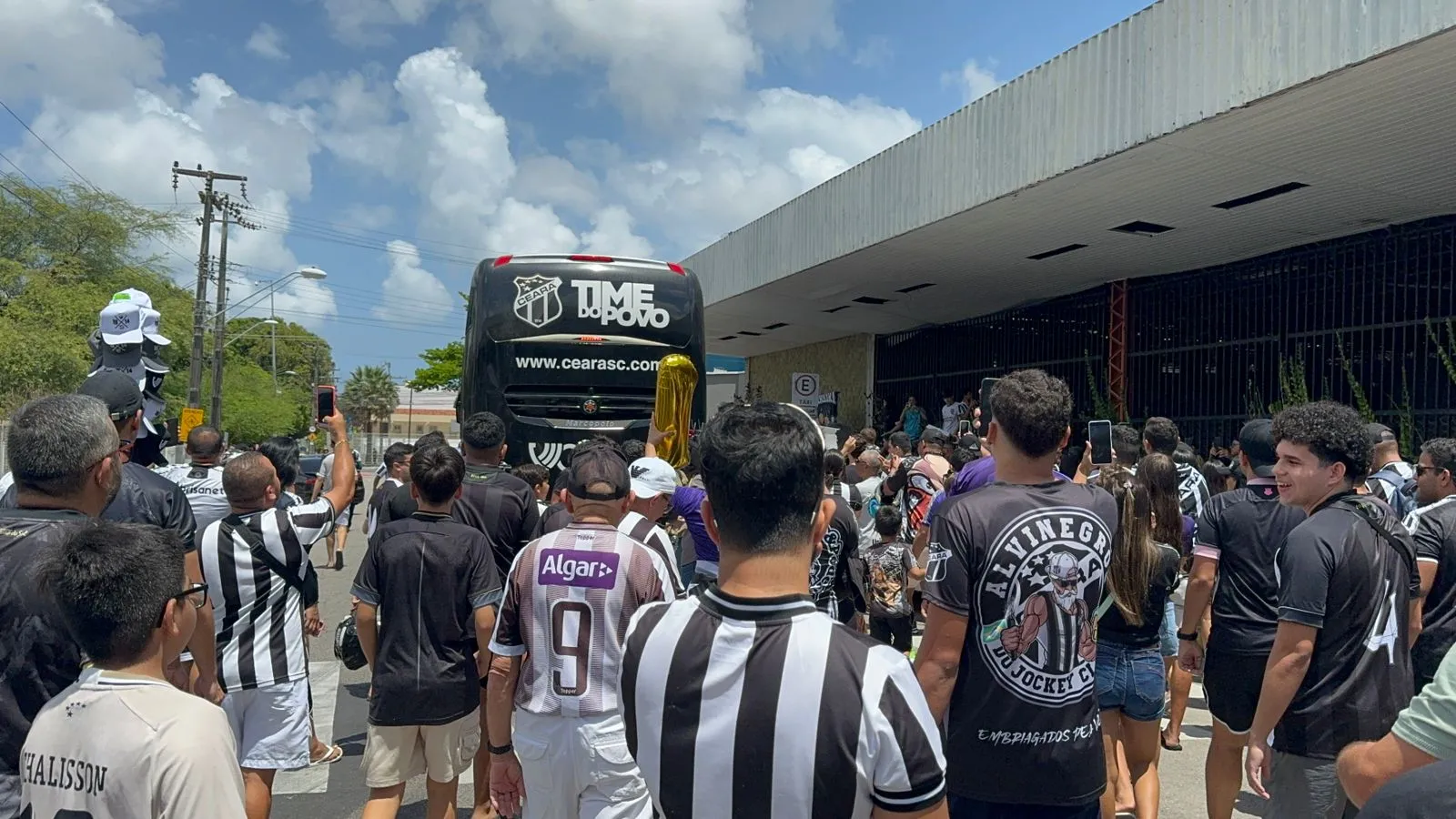 A torcida do Ceará faz festa no desembarque da equipe alvinegra
