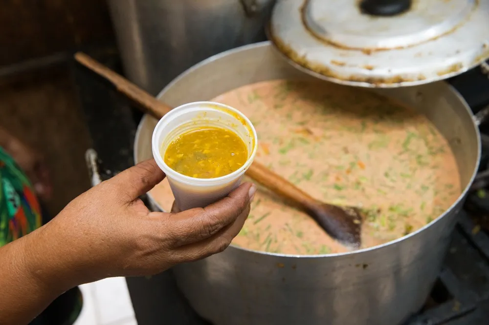 Caldinho no copo é servido a R$3; no prato, sai a R$5, com dois pães e cafezinho
