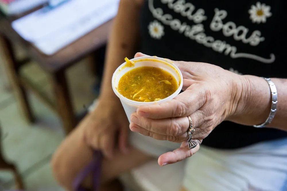 Do caldo servido no prato, passando pelas anotações de seu Edson na caderneta e a clientela fiel, ponto no Meireles é cravejado de detalhes