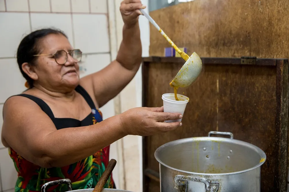 Todo dia, Dona Silvia de Sousa reveza o preparo do caldo com seu Edson