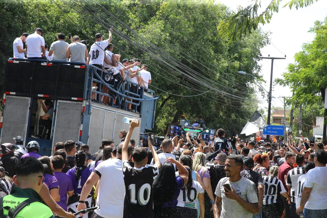 A torcida do Ceará faz festa no desembarque da equipe alvinegra