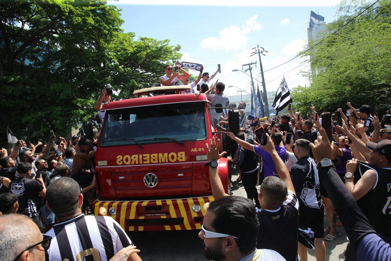 Torcida do Ceará comemora no aeroporto