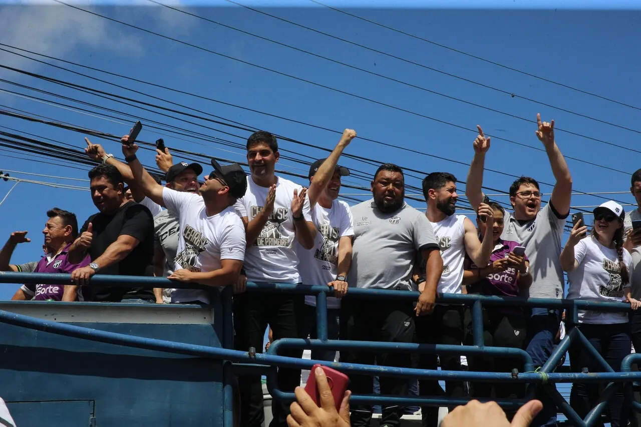 A torcida do Ceará faz festa no desembarque da equipe alvinegra