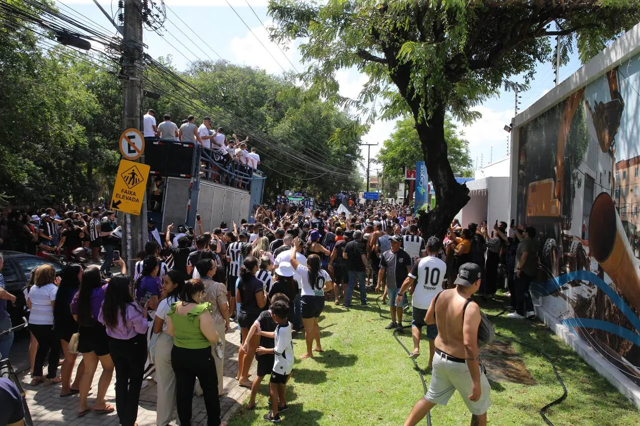 A torcida do Ceará faz festa no desembarque da equipe alvinegra