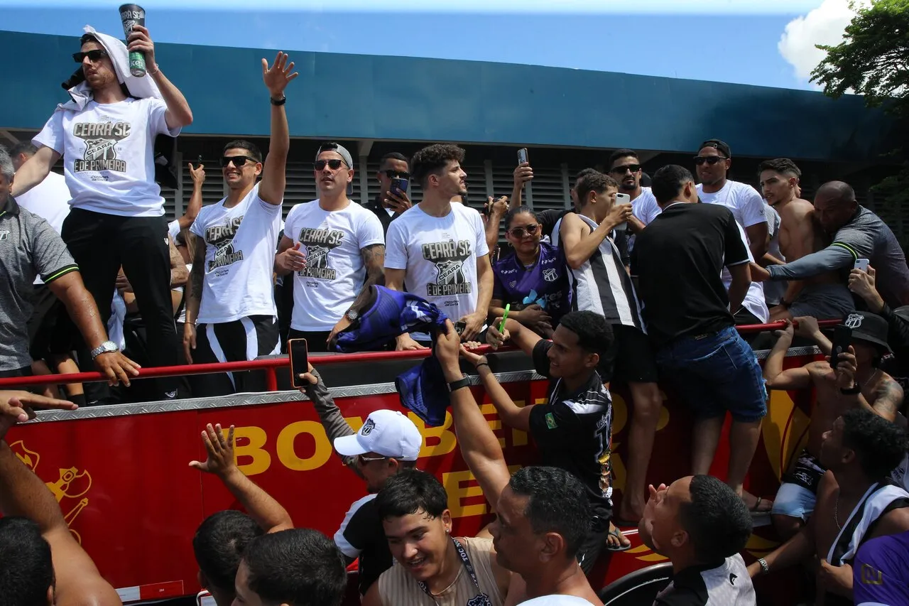 A torcida do Ceará faz festa no desembarque da equipe alvinegra