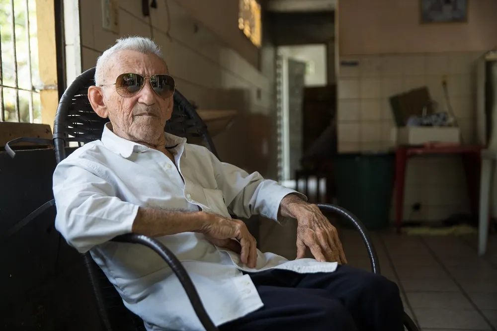 Quem se achegar ao Caldo do Papai, esta será a primeira imagem que verá: seu Geraldo na cadeira de balanço, pronto para receber a clientela