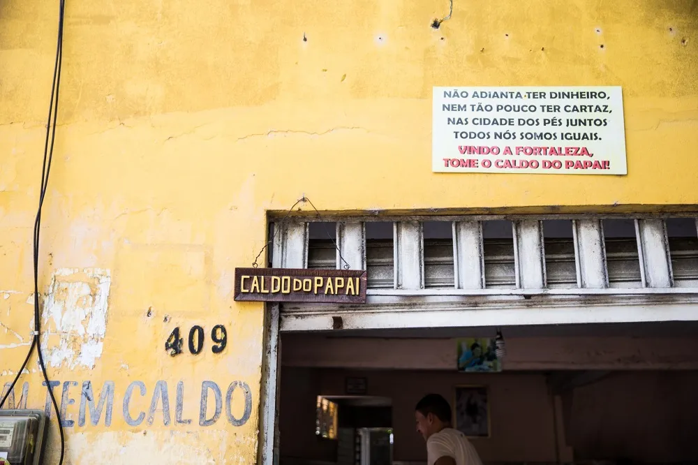 É a riqueza de minúcias que faz o Caldo do Papai, como esta placa posicionada na fachada do estabelecimento