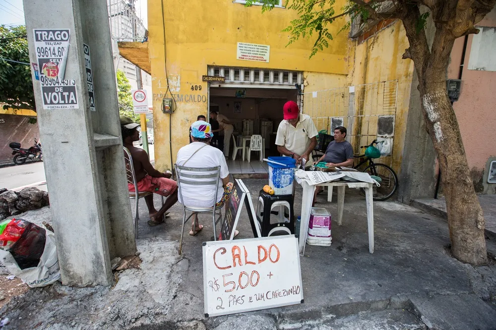 Caldo do Papai sempre movimenta conversas e gente na entrada do estabelecimento