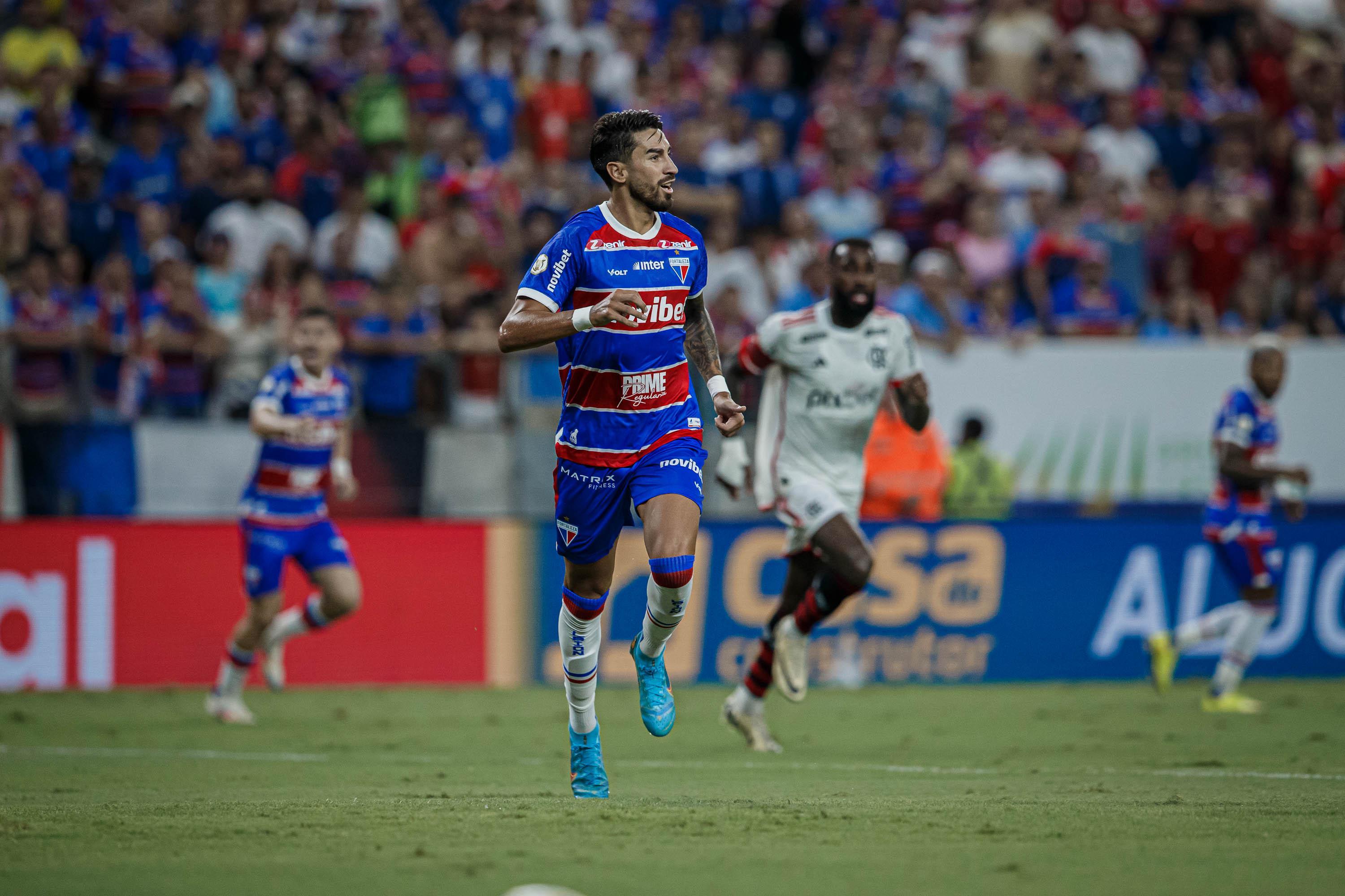 Foto de Lucero, jogador do Fortaleza, durante jogo contra o Flamengo na Série A 2024