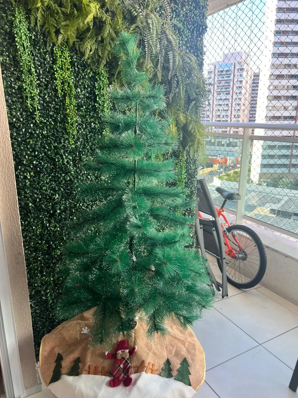 Antes da árvore decorada por Juliana Rabelo, cheia de espaços a serem preenchidos