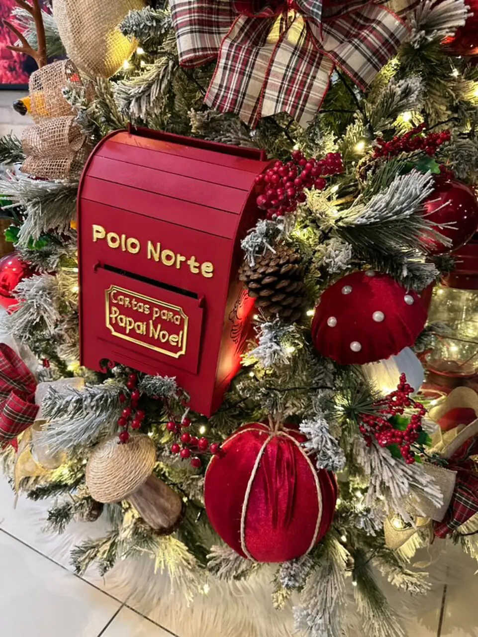 A árvore da Nercília do @imaginaeucomprando é no modelo nevado e recebeu as cores vermelho e branco como destaque