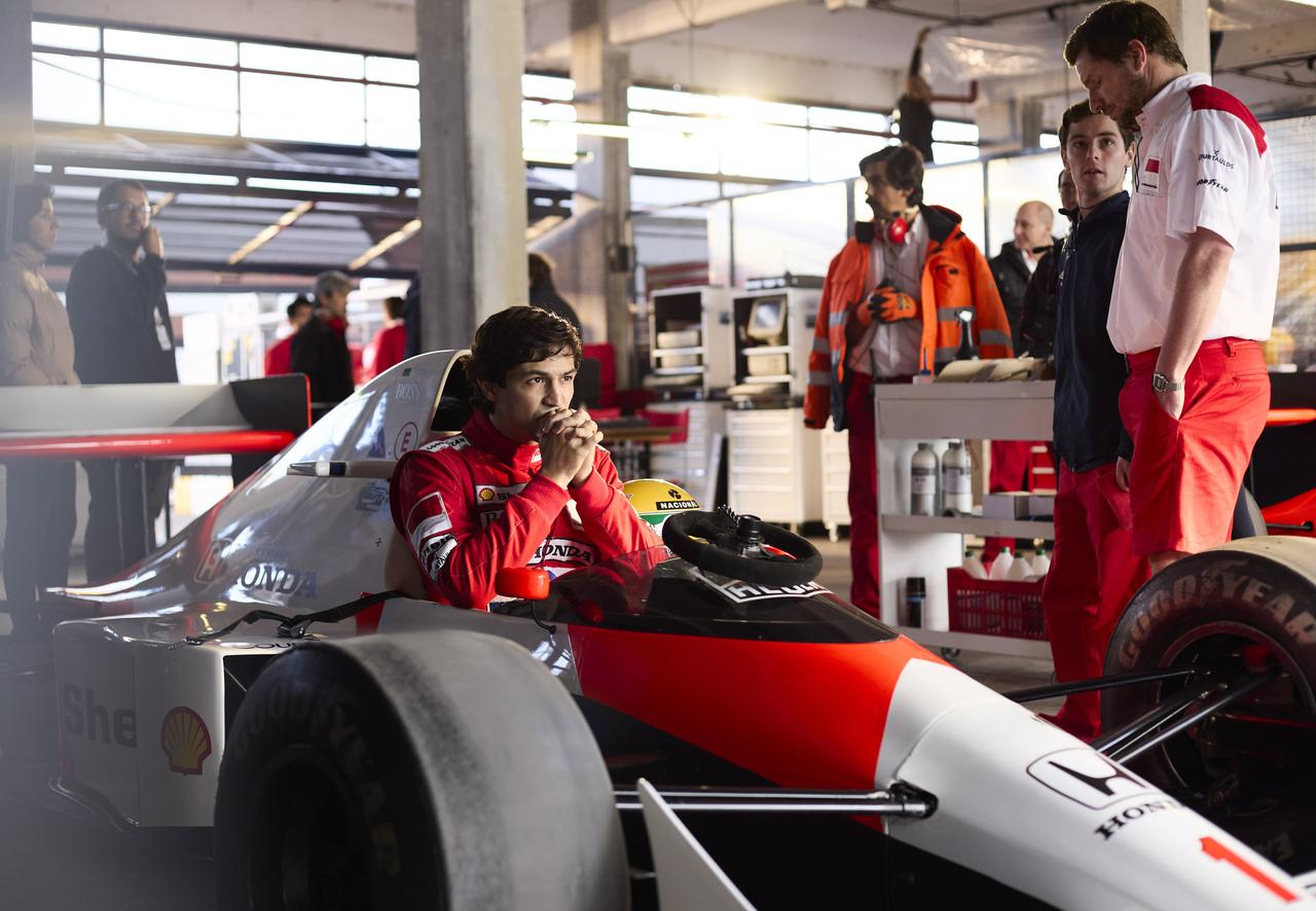 Gabriel Leone como Senna