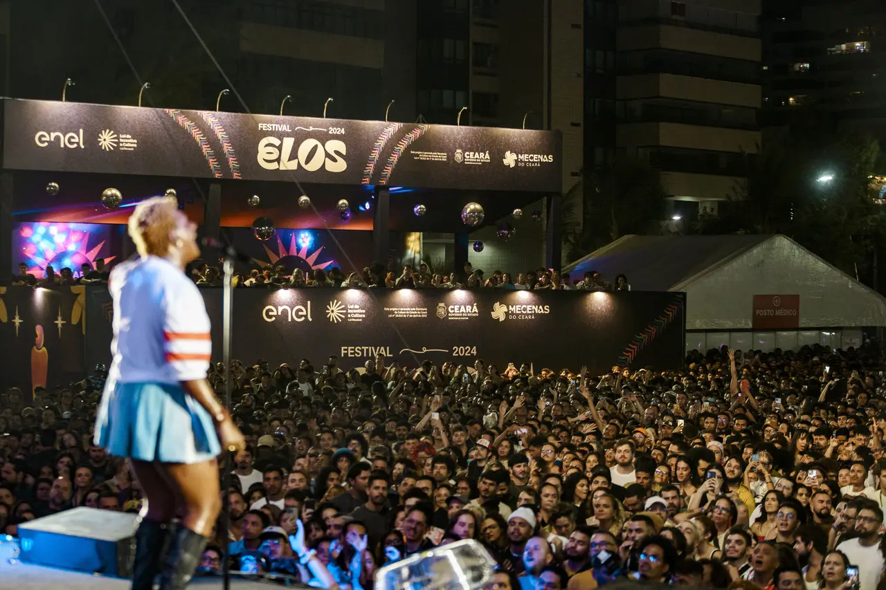 As areias da Praia de Iracema ficaram lotadas de fãs da cantora Liniker, que trouxe a Fortaleza o show de 'Caju', novo disco da carreira da cantora