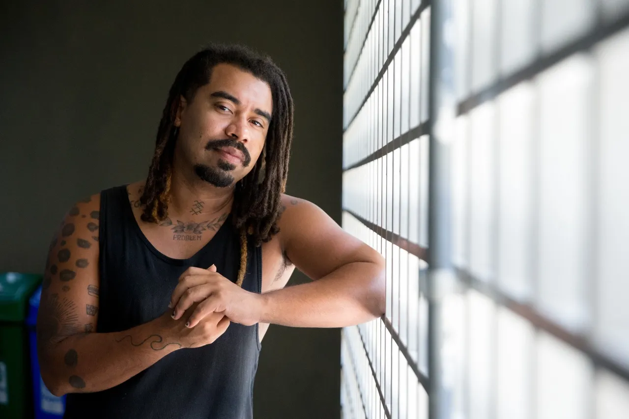 'Essa é pra ficar na lpz' é o mais recente single de Caiô, lançado em 20 de novembro, dia da Consciência Negra