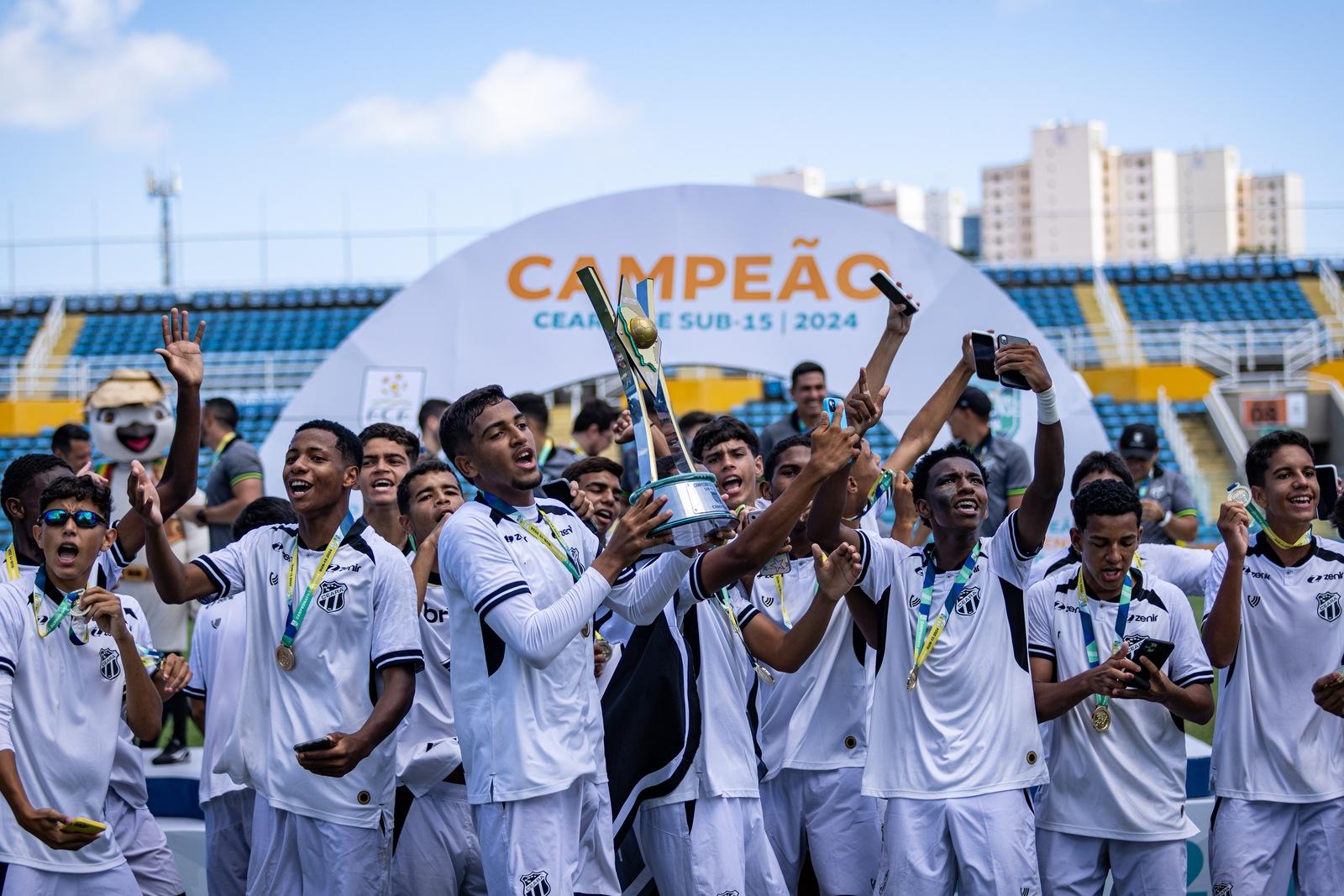 Elenco do Ceará comemora título