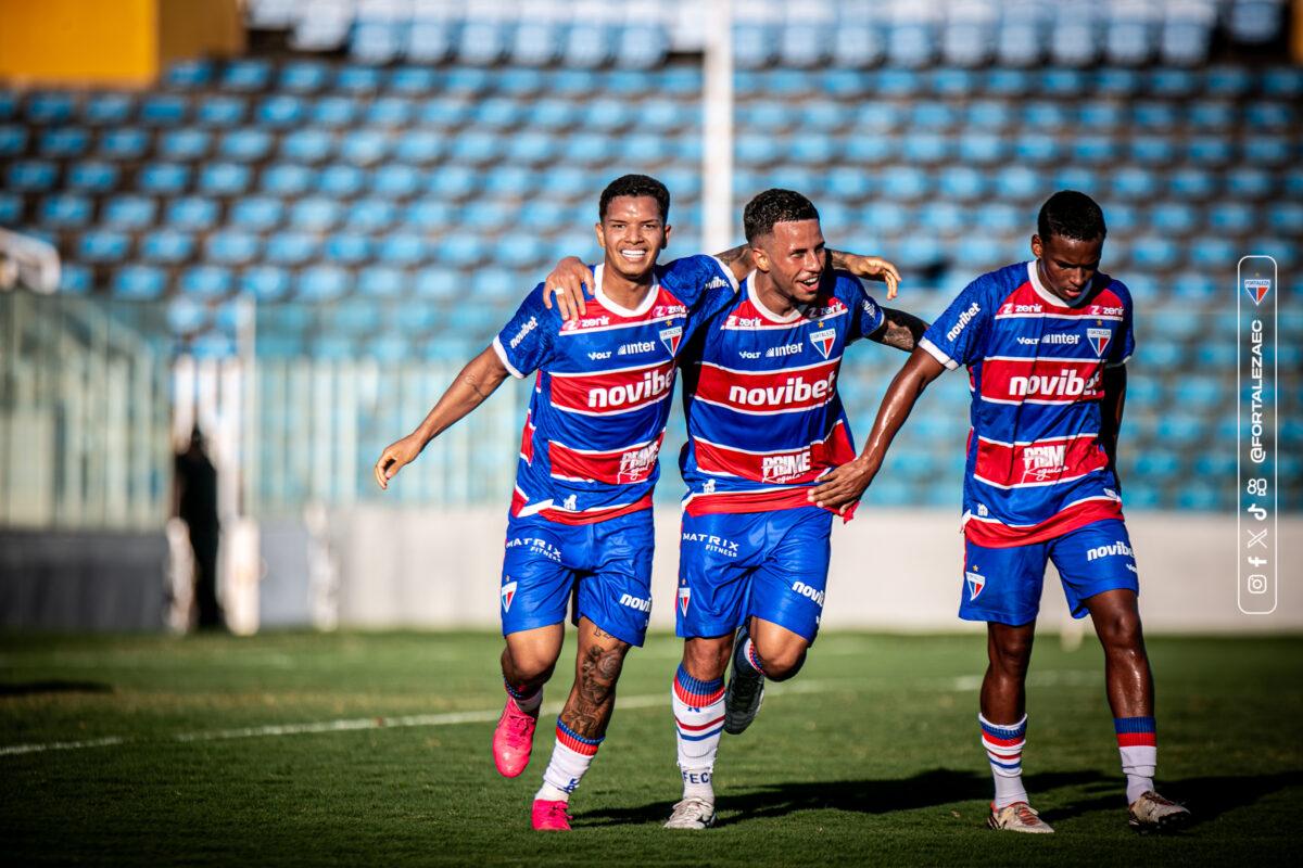 Atletas do Fortaleza comemoram gol