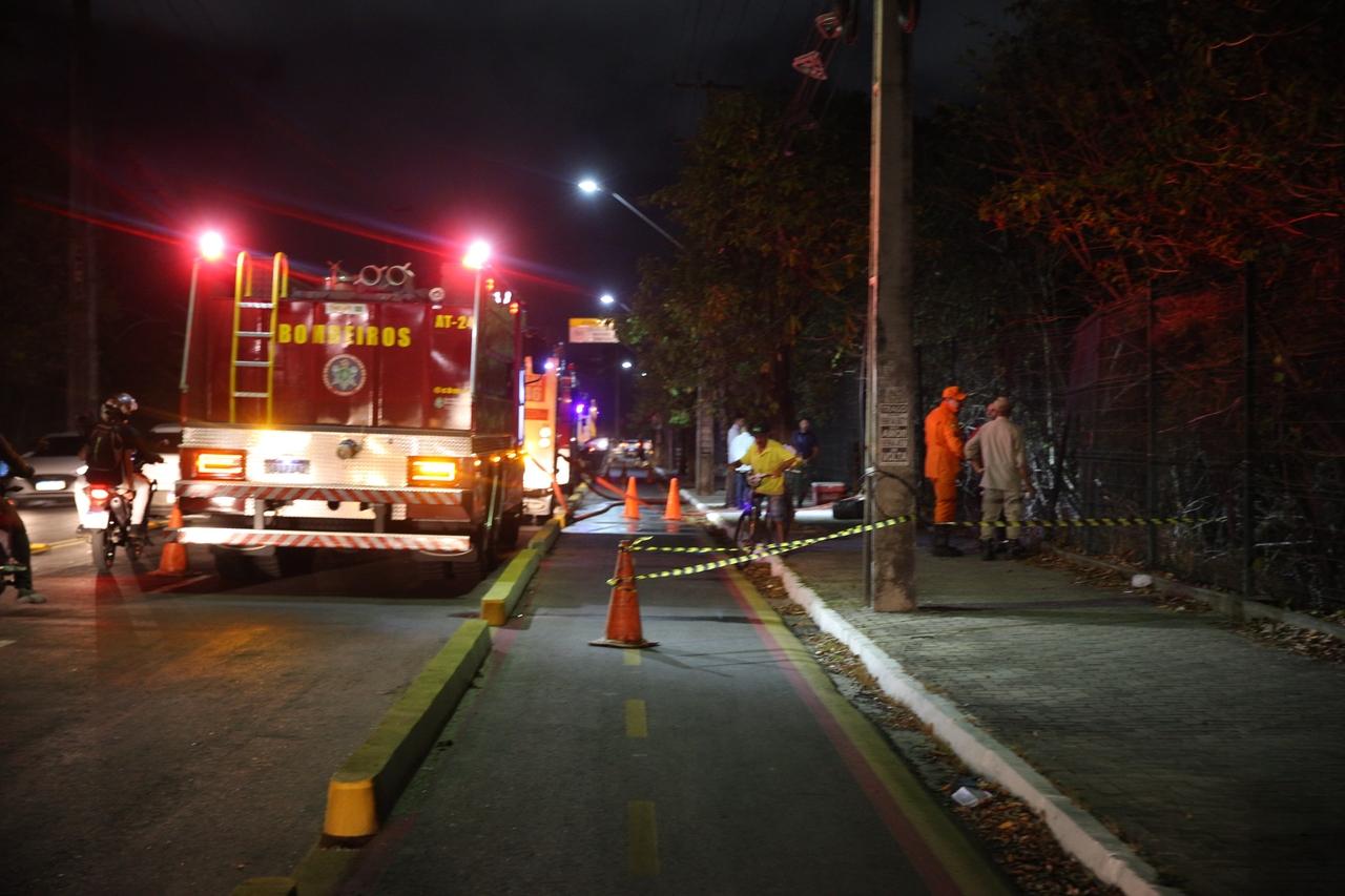 Corpo de Bombeiros e outras forças de segurança atuam no local