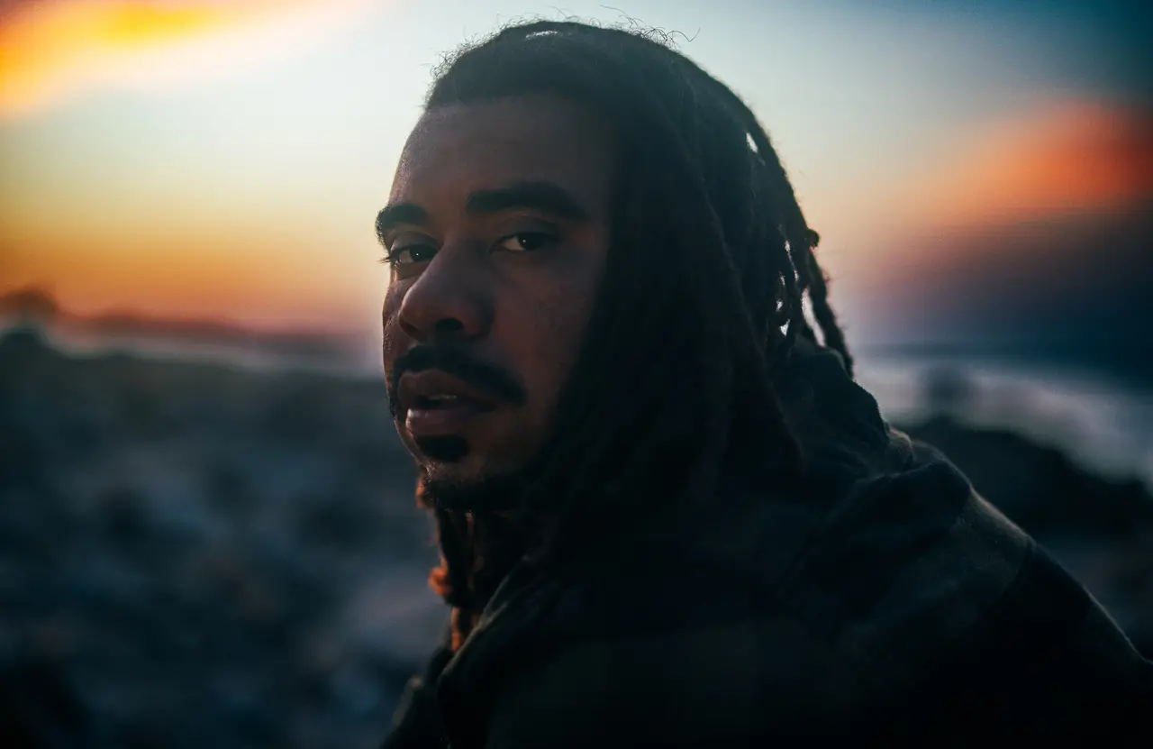 Inspiração nos trajetos cotidianos e em memórias de figuras referenciais guiam novo momento de produção de Caiô